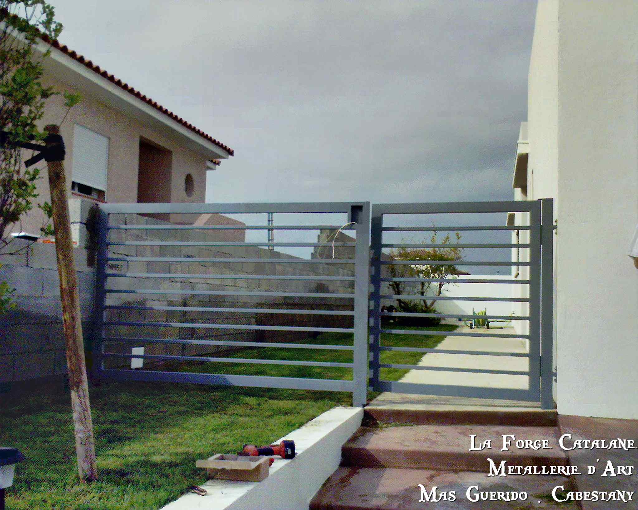 portillon remplissage barreaudage horizontal thermolaquage gris forge catalane.jpg